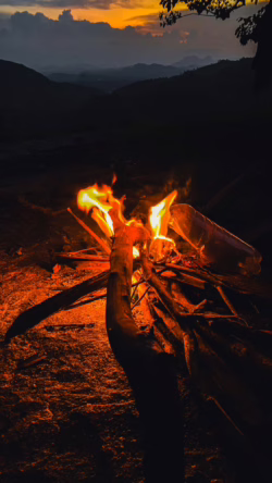 Small campfire made inside Nuwaragala cave, Sri Lanka
📷 Photo Credit: Sameera Marapperuma | Visit Ceylon Small campfire made inside Nuwaragala cave during an overnight hike, Sri Lanka.