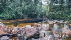 Rath Ganga(river) – Photo by Sameera Marapperuma Rath Ganga river flowing through lush greenery.
