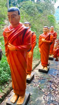 500 Arahants statues placed along the path to Batathota Lena Cave, Kuruwita
📷 Photo Credit: Sameera Marapperuma | Visit Ceylon Statues of 500 Arahants displayed along the pathway leading to Batathota Lena cave, Kuruwita, Sri Lanka.