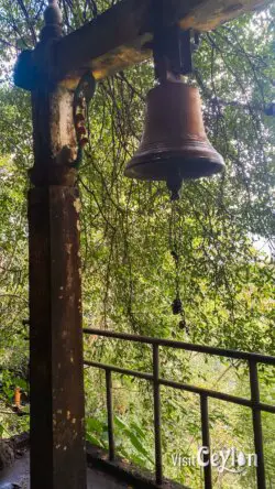 Ghanta (bell) at Batathota Lena (Batathota Cave), Kuruwita
📷 Photo Credit: Sameera Marapperuma | Visit Ceylon Ghanta (bell) at Batathota Lena cave temple near Kuruwita, Sri Lanka.