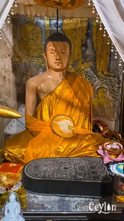 Buddha statue inside Batathota Lena (Batathota Cave) temple, Kuruwita
📷 Photo Credit: Sameera Marapperuma | Visit Ceylon Buddha statue placed inside Batathota Lena cave temple near Kuruwita, Sri Lanka.
