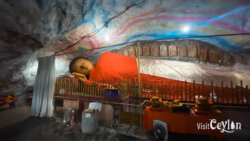 Reclining Lord Buddha statue inside Batathota Lena (Batathota Cave) temple, Kuruwita
📷 Photo Credit: Sameera Marapperuma | Visit Ceylon Reclining Lord Buddha statue inside Batathota Lena cave temple near Kuruwita, Sri Lanka.