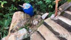 Fallen rocks along Mahagiri Damba trail during off season – Photo by Sameera Marapperuma Fallen rocks blocking the Mahagiri Damba route during off season.