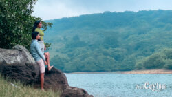 At the edge of Wawathanna Reservoir, Sri Lanka
📷 Photo Credit: Sameera Marapperuma | Visit Ceylon Two people sitting at the edge of Wawathanna Reservoir enjoying the calm water and scenic surroundings, Sri Lanka.